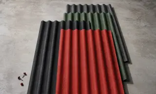 Gamme de plaques de toiture bitumées DIY ONDULINE® (EASYFIX®, EASYLINE®, 9S®) présentées côte à côte