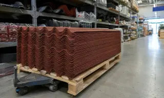 Rayon toiture d'un magasin de bricolage présentant les plaques ONDULINE®, pour trouver un point de vente proche