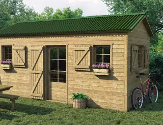 Grand abri de jardin en bois couvert de plaques ONDULINE 9S vertes avec faîtière