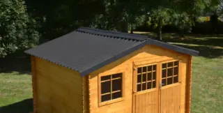 Abri de jardin en bois avec toiture en plaques bitumées ondulées ONDULINE EASYFIX Noir, dans un jardin