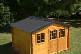 Abri de jardin en bois avec toiture en plaques bitumées ondulées ONDULINE EASYFIX Noir, dans un jardin