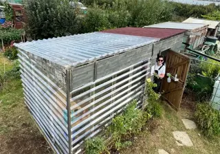 Partie de toiture d'abri en plaques polycarbonate translucide ONDUCLAIR laissant entrer la lumière naturelle au-dessus d'un établi