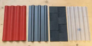 Quatre échantillons de couverture pour abri de jardin posés côte à côte : plaque bitumée ondulée ONDULINE EASYFIX rouge, plaque métallique profilée anthracite, bardeau bitumé et plaque polycarbonate translucide
