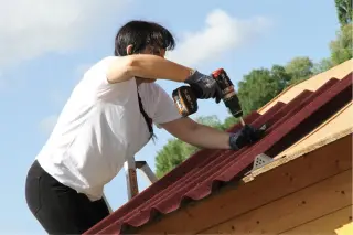 Pose de plaques bitumées ONDULINE EASYFIX sur un voligeage bois continu, vis à fixer en sommet d'onde, plaques planes avec débord de 7 cm à l'égout
