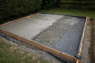 Dalle béton armée d'un treillis soudé, coffrée sur un lit de gravier avec film polyane, prête à recevoir l'ossature d'un cabanon