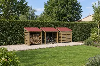 Bûcher, abri à vélos et cache-poubelle en bois côte à côte le long d'une haie, chacun couvert d'un toit monopente en plaques ondulées rouges, vus de loin dans un jardin