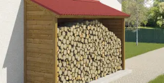 Abri à bois DIY en bois avec parois latérales en claire-voie et toiture monopente en plaques bitumées ondulées ONDULINE EASYLINE rouge, bûches empilées au sec dans un jardin