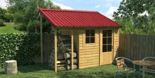 Petite cabane à outils en bois avec toiture monopente en plaques bitumées ONDULINE EASYFIX rouge, porte ouverte laissant voir des outils rangés, dans un jardin français