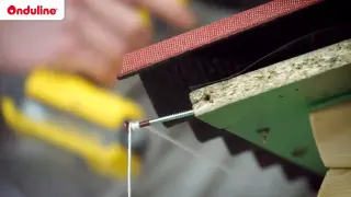 Pose d'une plaque ondulée bitumée ONDULINE EASYLINE rouge sur le toit monopente d'un cache-poubelle, plaques planes fixées en sommet d'onde avec vis à rondelle d'étanchéité intégrée et débord de 7 cm à l'avant
