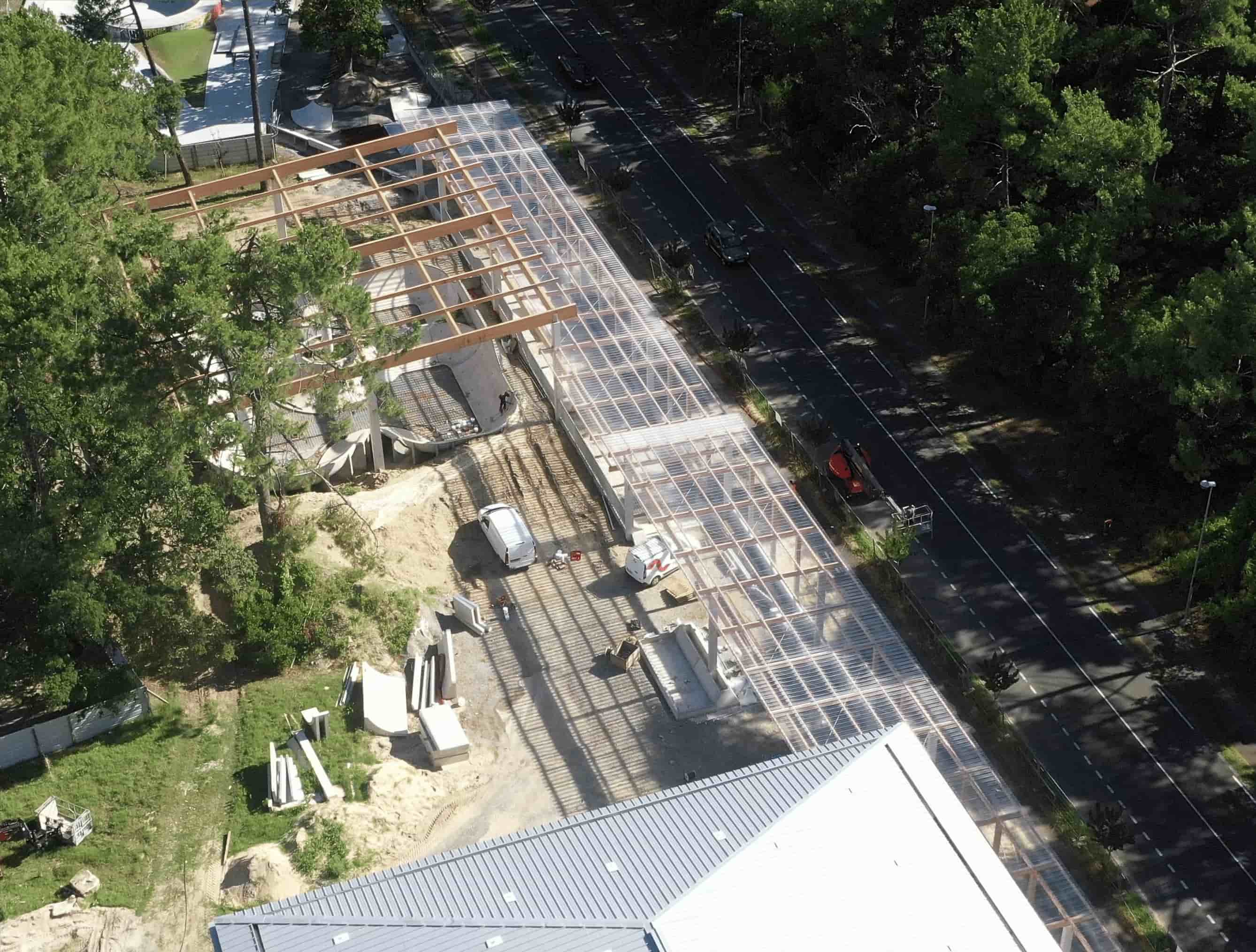 Skate park couvert en Onduclair PC : une toiture translucide résistante pour un éclairage naturel optimal.