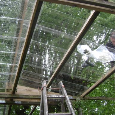 Pourquoi utiliser des plaques de polycarbonate transparent pour couvrir les  toits de vos serres ? - Tendance et Jardin