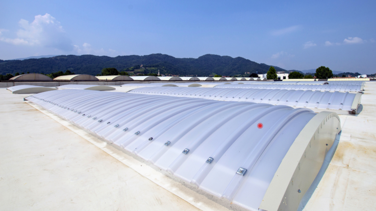 Chantier en PCMW voute 40/10 sur bâtiment industriel